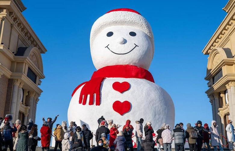 درست کردن یک آدم برفی غول پیکر در هاربین