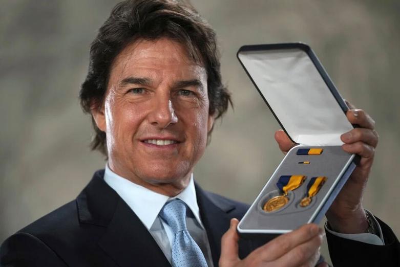 اعطای جایزه خدمات عمومی ممتاز نیروی دریایی آمریکا