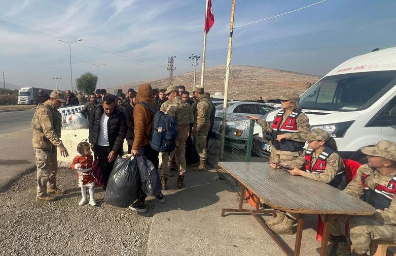مهاجران سوری در حال ورود به کشورشان