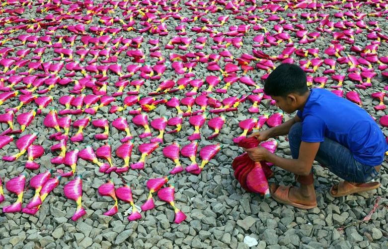 کارگران نوجوان در قاضی پور بنگلادش