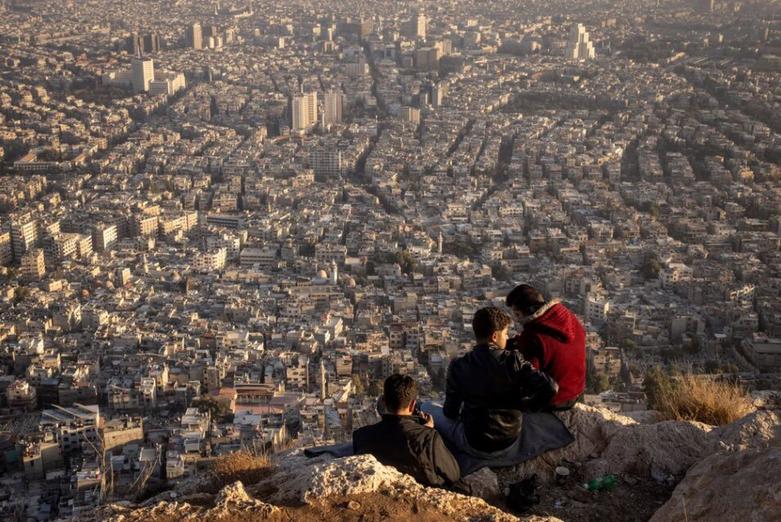  نوجوانان سوری در بام شهر دمشق