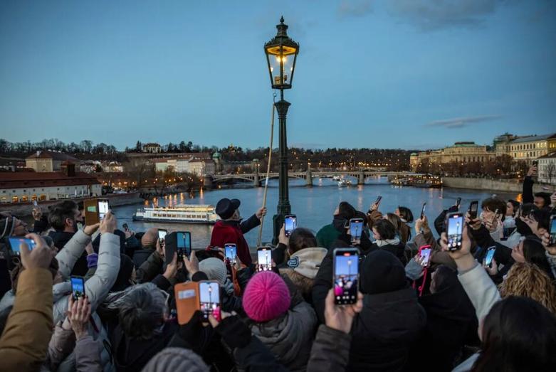 سنت روشن کردن دستی لامپ های گازی
