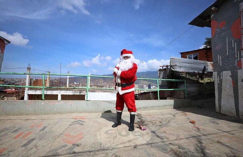 مردی در لباس بابانوئل