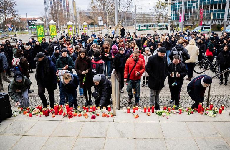 ادای احترام به قربانیان حمله خودرویی اخیر به بازار کریسمس 