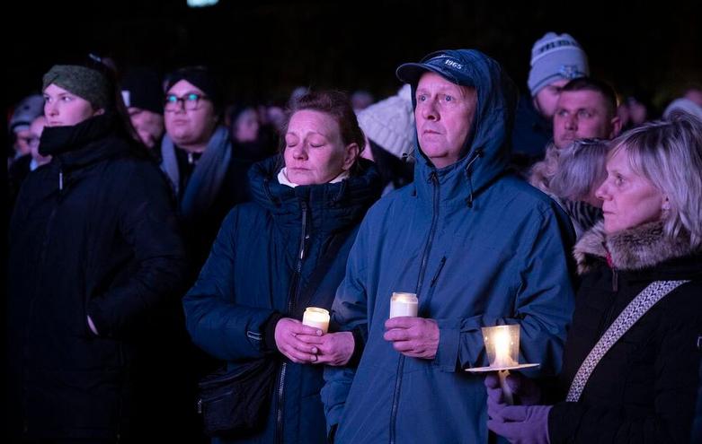 ادای احترام به قربانیان حمله خودرویی اخیر به بازار کریسمس 