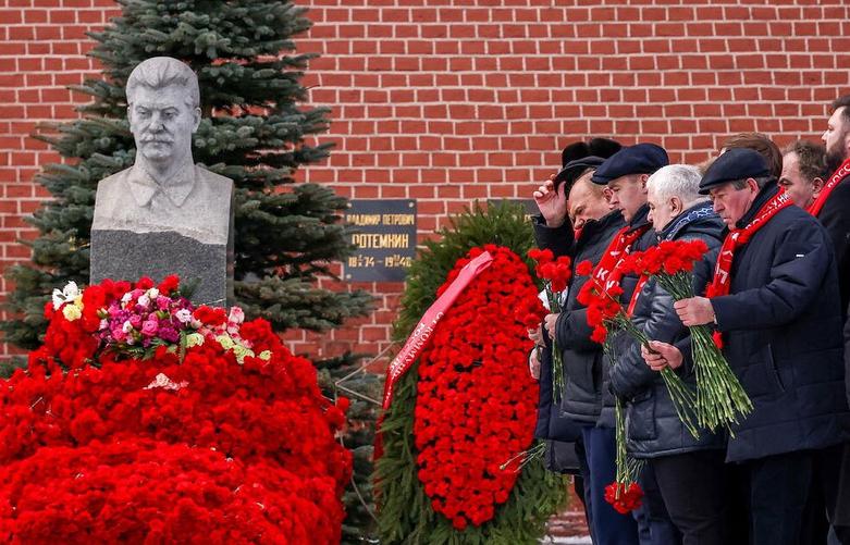 ادای احترام کادر رهبری حزب کمونیست روسیه به جوزف استالین