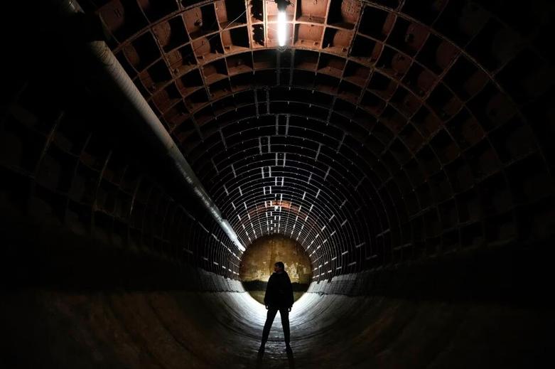 بازدید گردشگران از پناهگاه هسته ای شوروی سابق