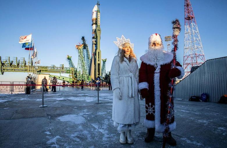 "پدر فراست" و "دختر برفی" در کنار یک موشک ماهواره بر