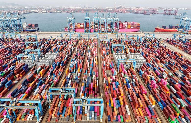 کانتینرهای مملو از کالاهای چینی