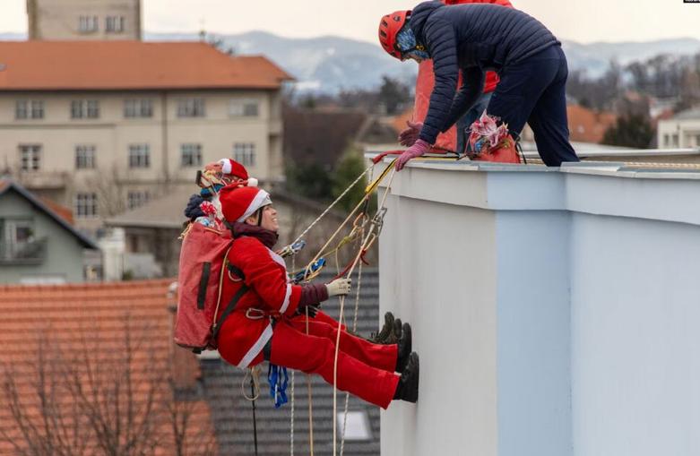 دادن کادو کریسمس از پنجره اتاق های بیمارستان 