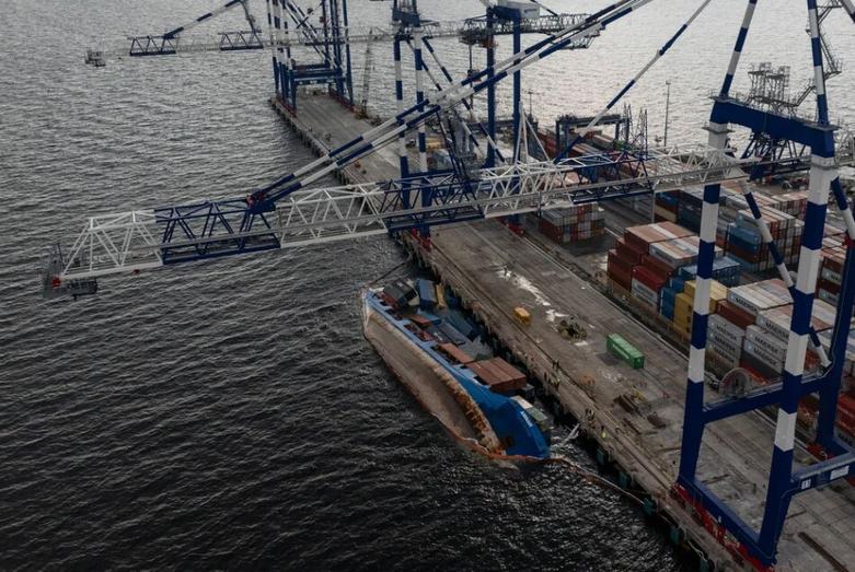 واژگون شدن یک کشتی باری