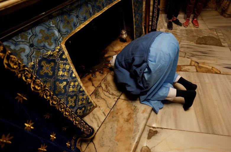 یک زائر مسیحی در کلیسای مهد 