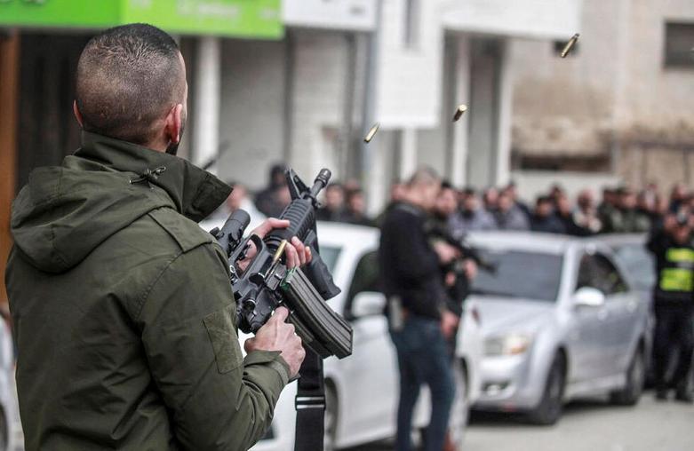 شلیک تیر هوایی از سوی یکی از نیروهای امنیتی تشکیلات خودگردان فلسطینی