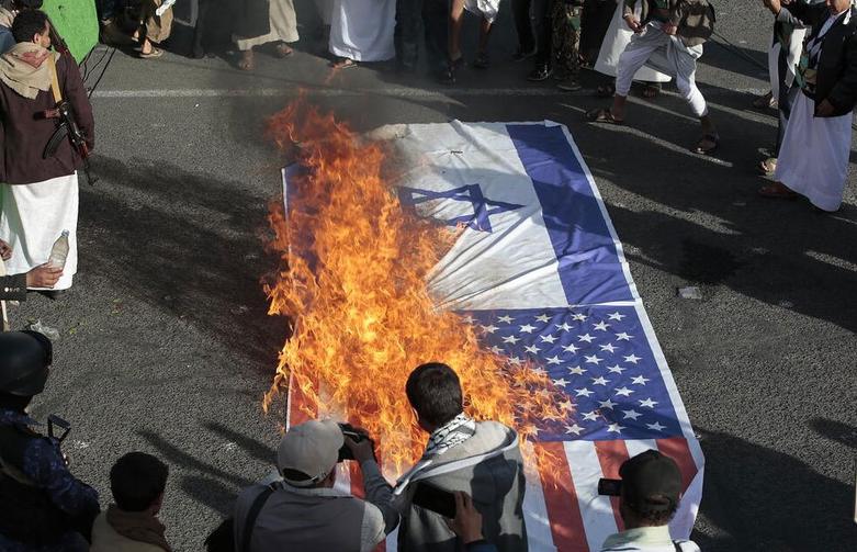 به آتش کشیدن پرچم های آمریکا و اسرائیل