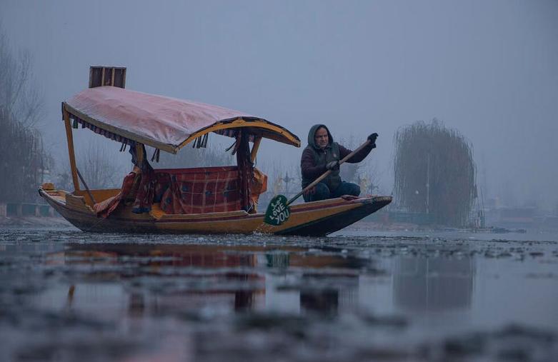 قایقرانی در دریاچه یخزده "دال" در کشمیر