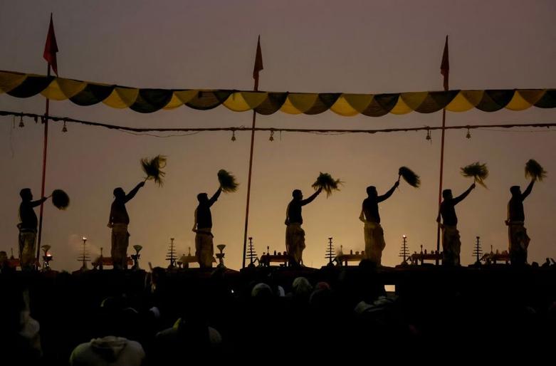 راهبان هندو در یک صبح مه آلود زمستانی 