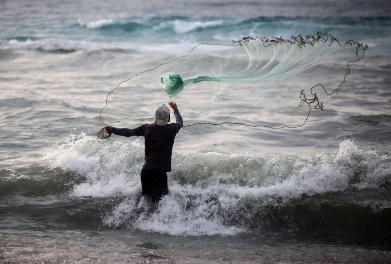 مرد فلسطینی در حال ماهیگیری