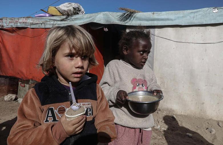 توزیع غذا بین آوارگان جنگی