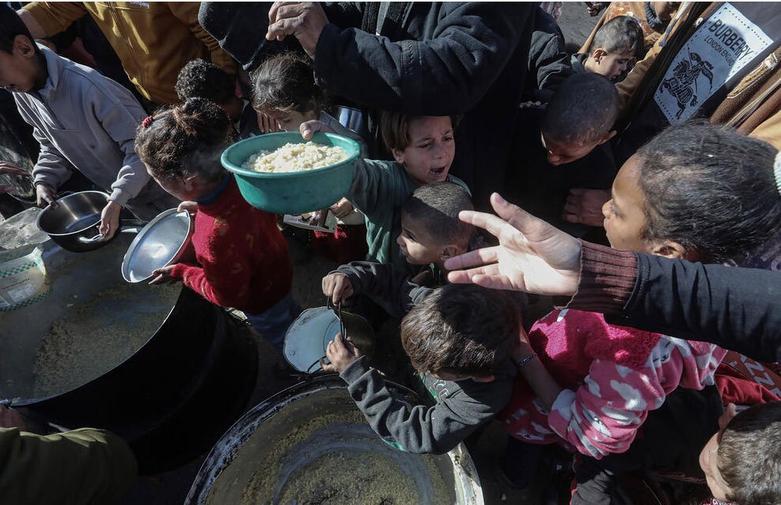 توزیع غذا بین آوارگان جنگی