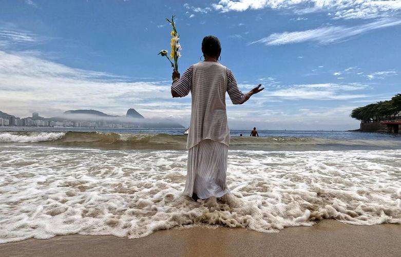 زنی چند روز قبل از سال نو میلادی در ساحل "کوپاکابانا"