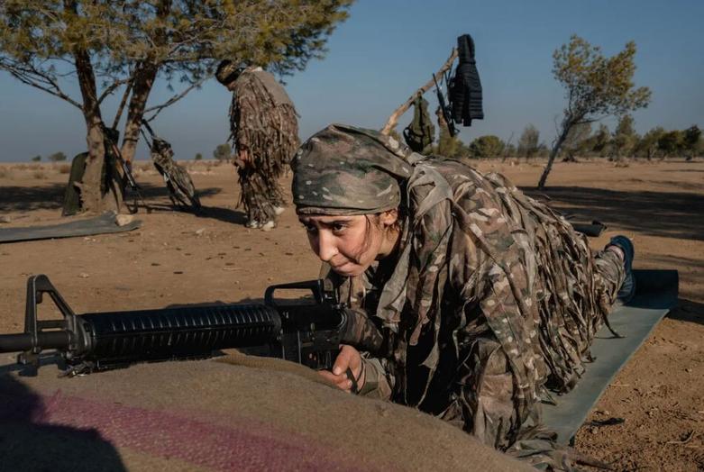 تمرینات نظامی در اردوگاه "یگان های مدافع خلق"