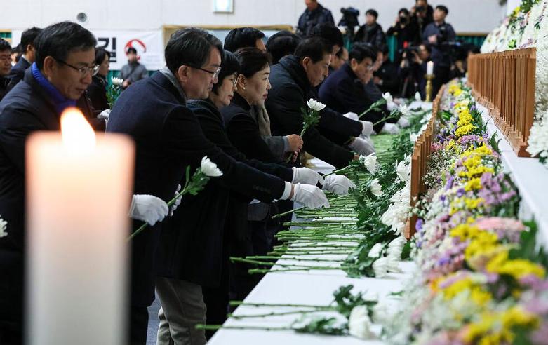 ادای احترام به 179 قربانی سانحه هوایی کره جنوبی