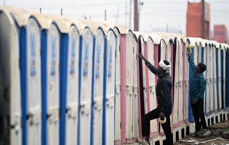 نصب توالت های موقت خیابانی برای یک مراسم عمومی