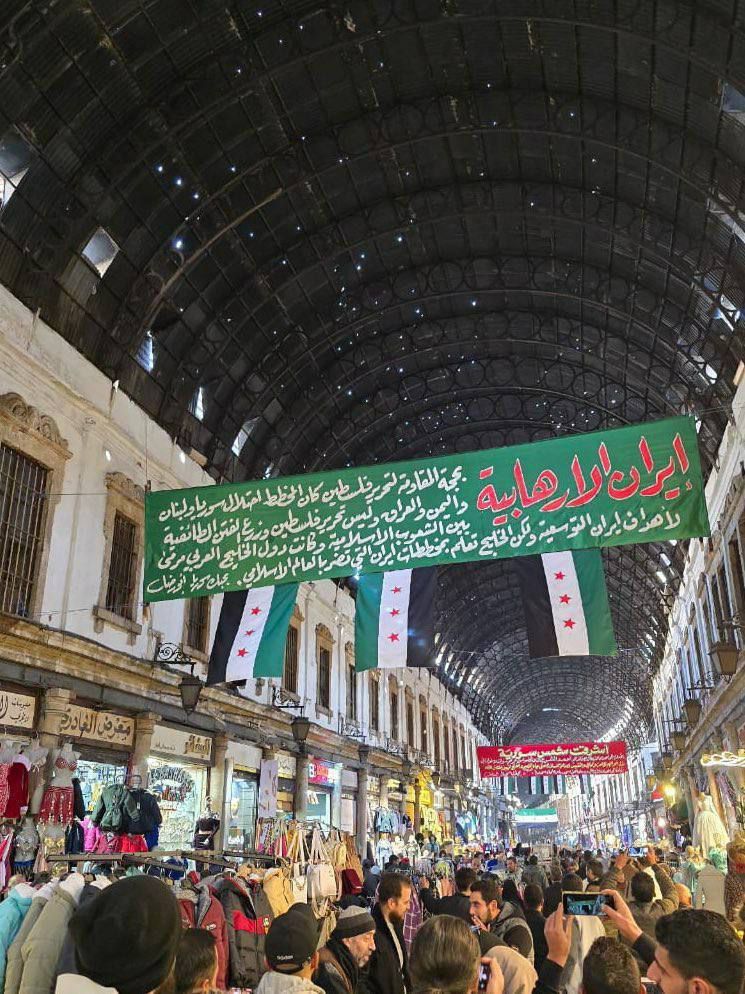 بنر ضد ایرانی در بازار شام
