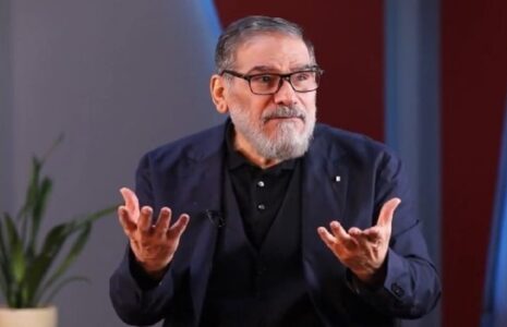 تصویر علی شمخانی در مراسم تشییع سرداران شهید