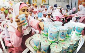 رئیس‌جمهور توزیع شیر مدارس