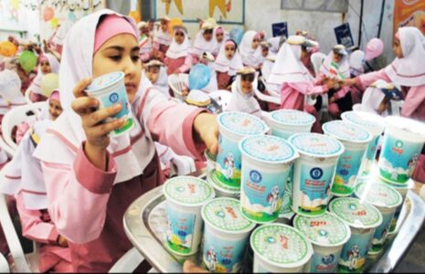 رئیس‌جمهور توزیع شیر مدارس