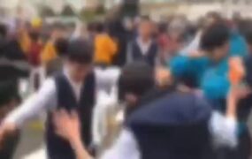 رقص دسته‌جمعی دانش‌آموزان در مدرسه‌