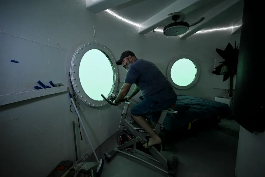 رکورد زندگی زیر آب توسط مهندس آلمانی شکسته شد/ تصاویر رکورد جهانی زندگی زیر آب