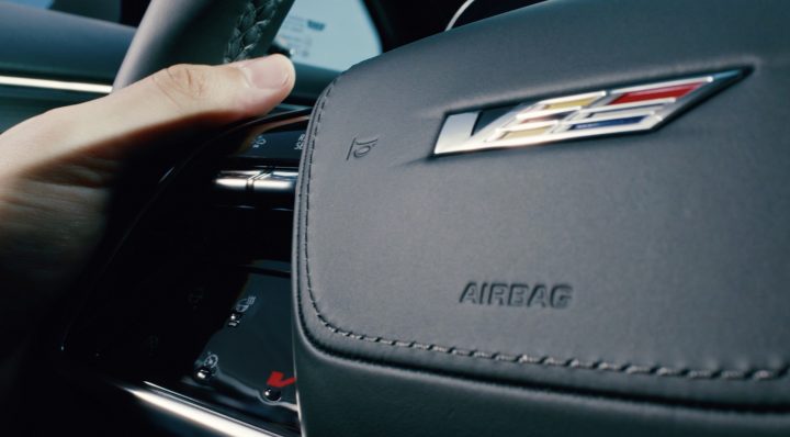 کادیلاک LYRIQ-V: سریعترین شاسی بلند برقی لوکس با شتاب خیرهکننده ۳.۳ ثانیهای کادیلاک LYRIQ-V ۲۰۲۶، هیولای برقی لوکس