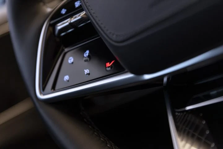 کادیلاک LYRIQ-V: سریعترین شاسی بلند برقی لوکس با شتاب خیرهکننده ۳.۳ ثانیهای کادیلاک LYRIQ-V ۲۰۲۶، هیولای برقی لوکس