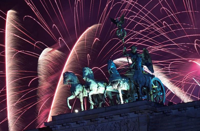 ورود جهان به سال 2025 میلادی