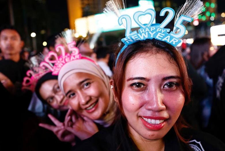 ورود جهان به سال 2025 میلادی