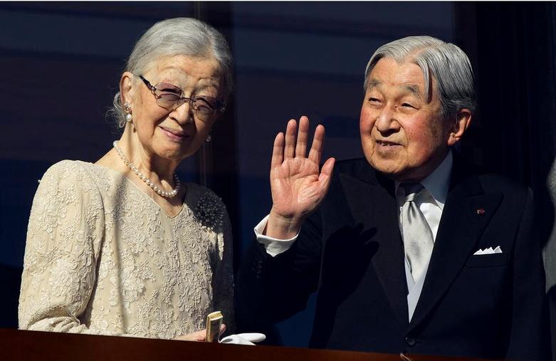 امپراتور و ملکه ژاپن در بالکن کاخ 