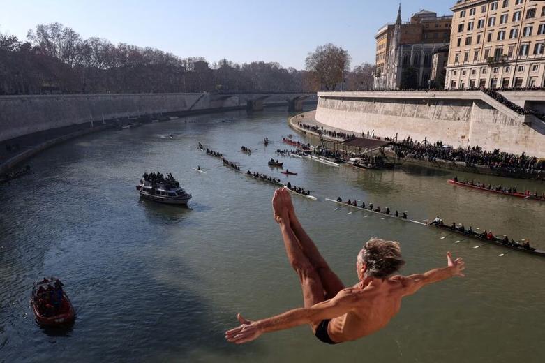 پرش از پل به رودخانه "تیبِر"