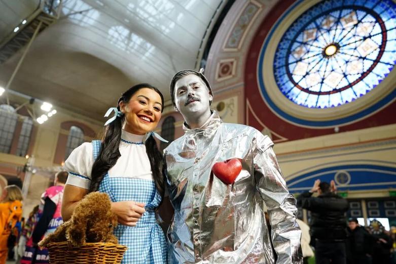 طرفداران دارت با لباس شخصیت های جادوگر شهر "اوز" 