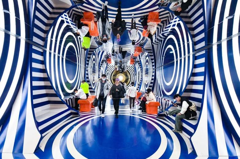 توالتی با طراحی خاص در یک مرکز خرید