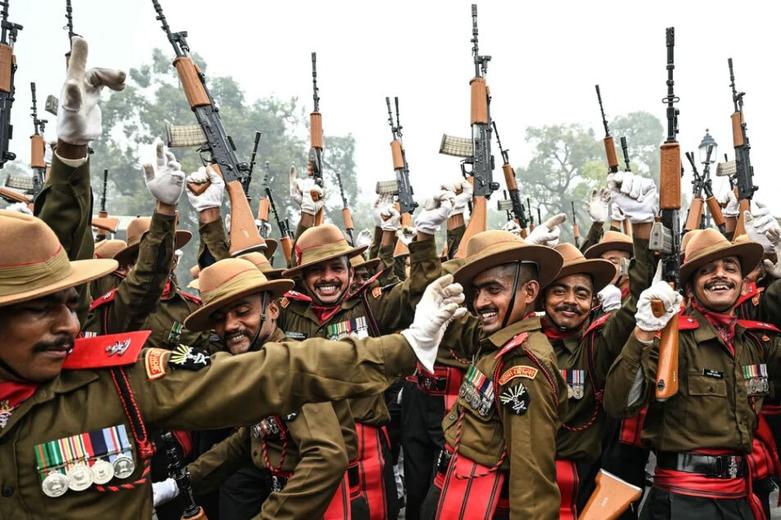 نیروهای نظامی هند در هنگام استراحت در حین تمرین رژه