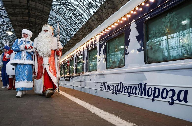 حال و هوای سال نو میلادی در ایستگاه قطار