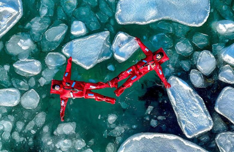 شناور شدن در یخ در خلیج "آخلستیشف"