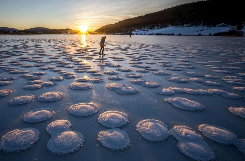 شکل گیری یخ های پنکیکی روی دریاچه ای یخزده