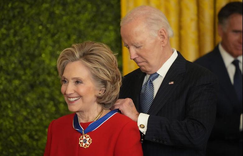 عطای "مدال آزادی" از سوی جو بایدن رئیس جمهوری آمریکا به هیلاری کلینتون و "دنزل واشنگتن"
