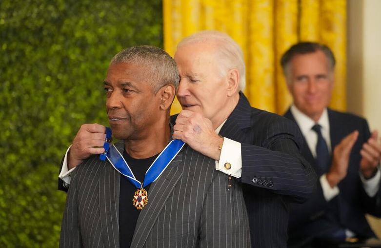 عطای "مدال آزادی" از سوی جو بایدن رئیس جمهوری آمریکا به هیلاری کلینتون و "دنزل واشنگتن"