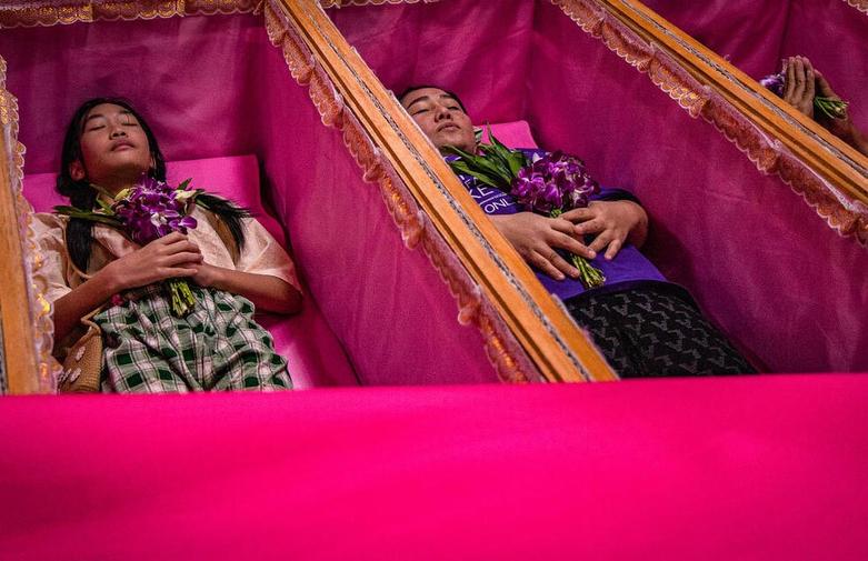 خوابیدن تایلندی ها در تابوت برای رفع بدشانسی