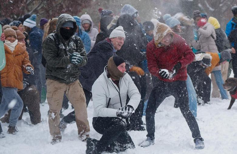 برف بازی در پارکی در شهر واشنگتن