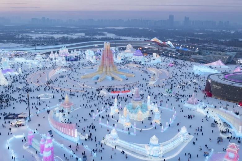 نمایشگاه سالانه سازه های برفی و یخی